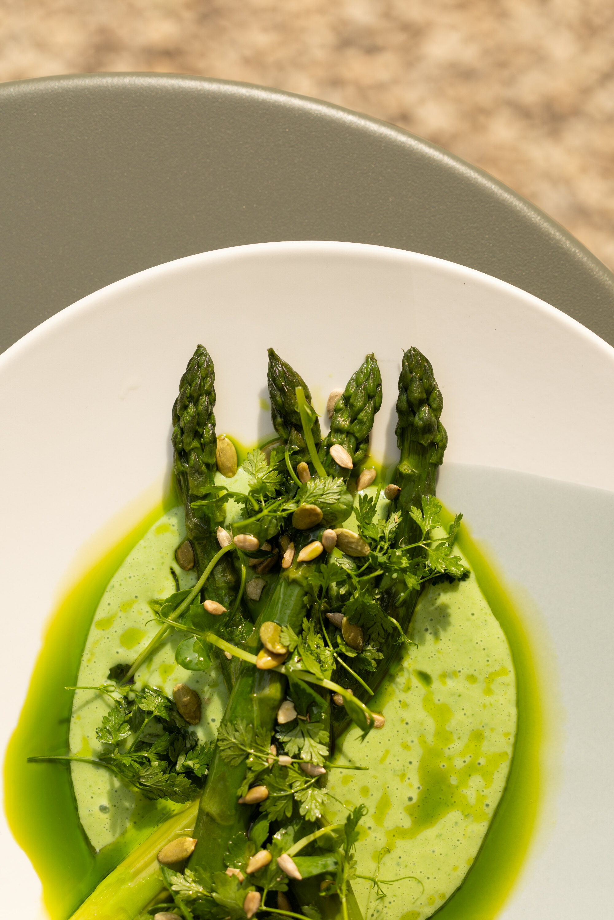 Asperges vertes, vinaigrette coco, livèche, et gomasio