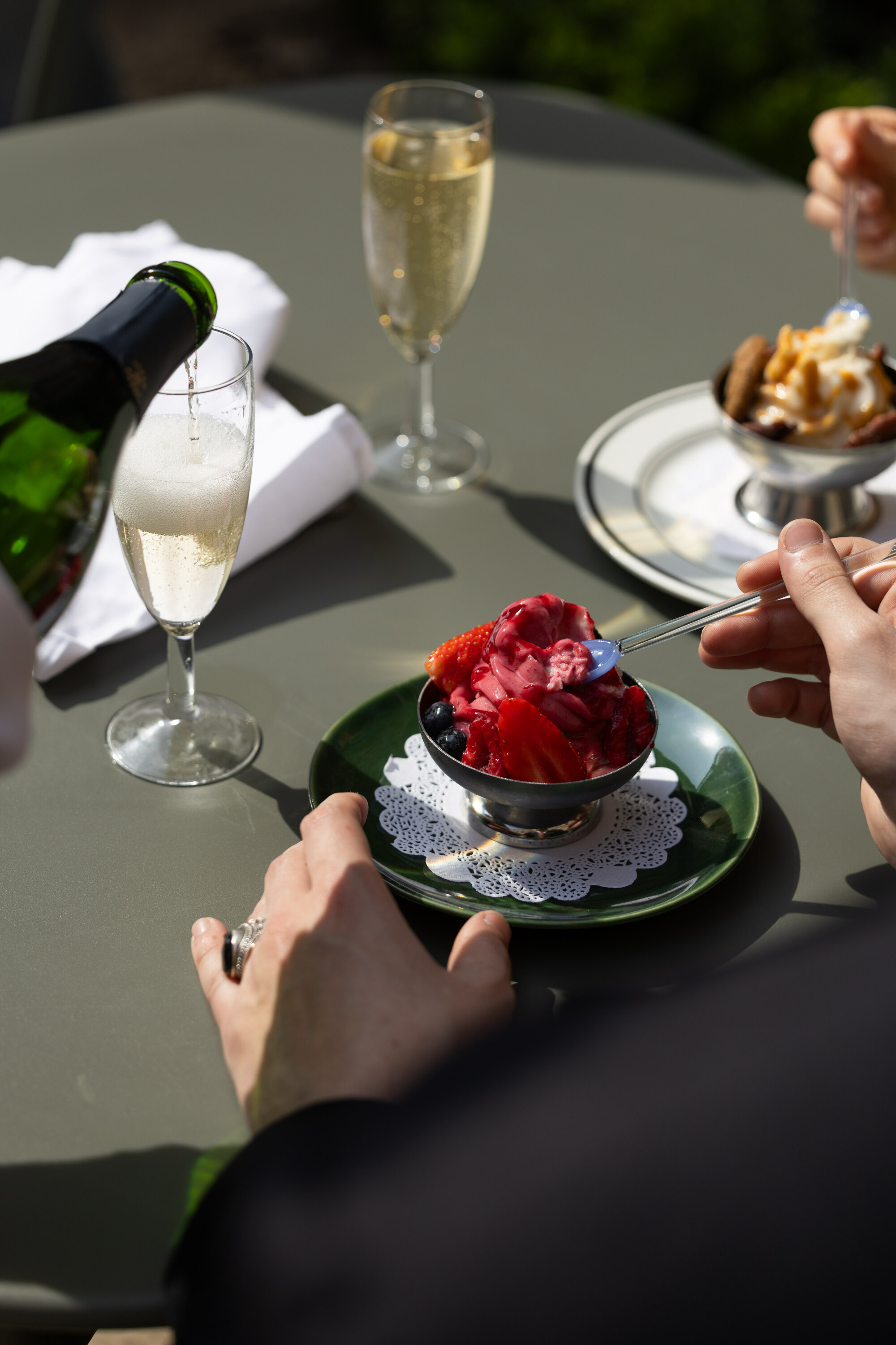 Coupe fruits rouges, coulis de framboise et fruits frais