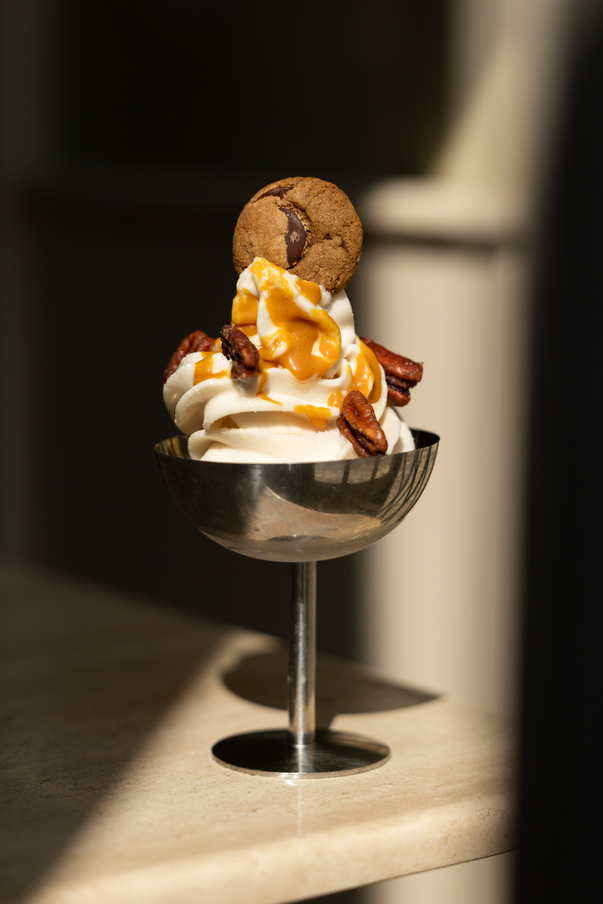 Coupe vanille, caramel beurre salé, noix de pécan, cookie