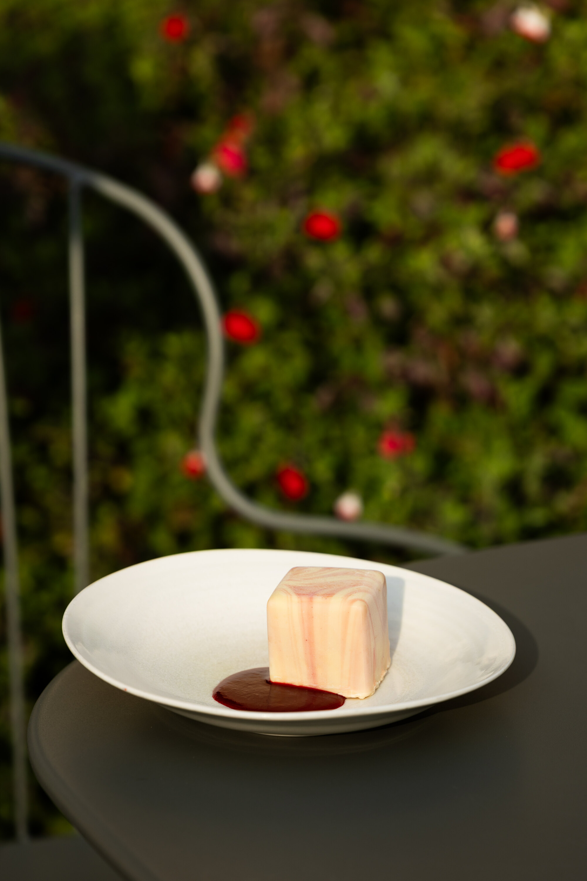 Vacherin vanille, fruits rouges et shiso