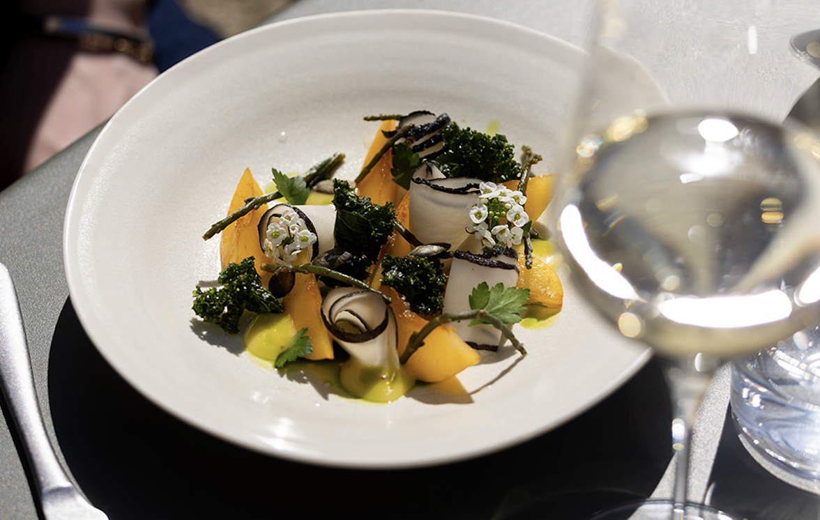 Salade de pêches blanches marinées au laurier, pickles de radis noirs et salicorne, chips de chou kale et vinaigrette au mirin