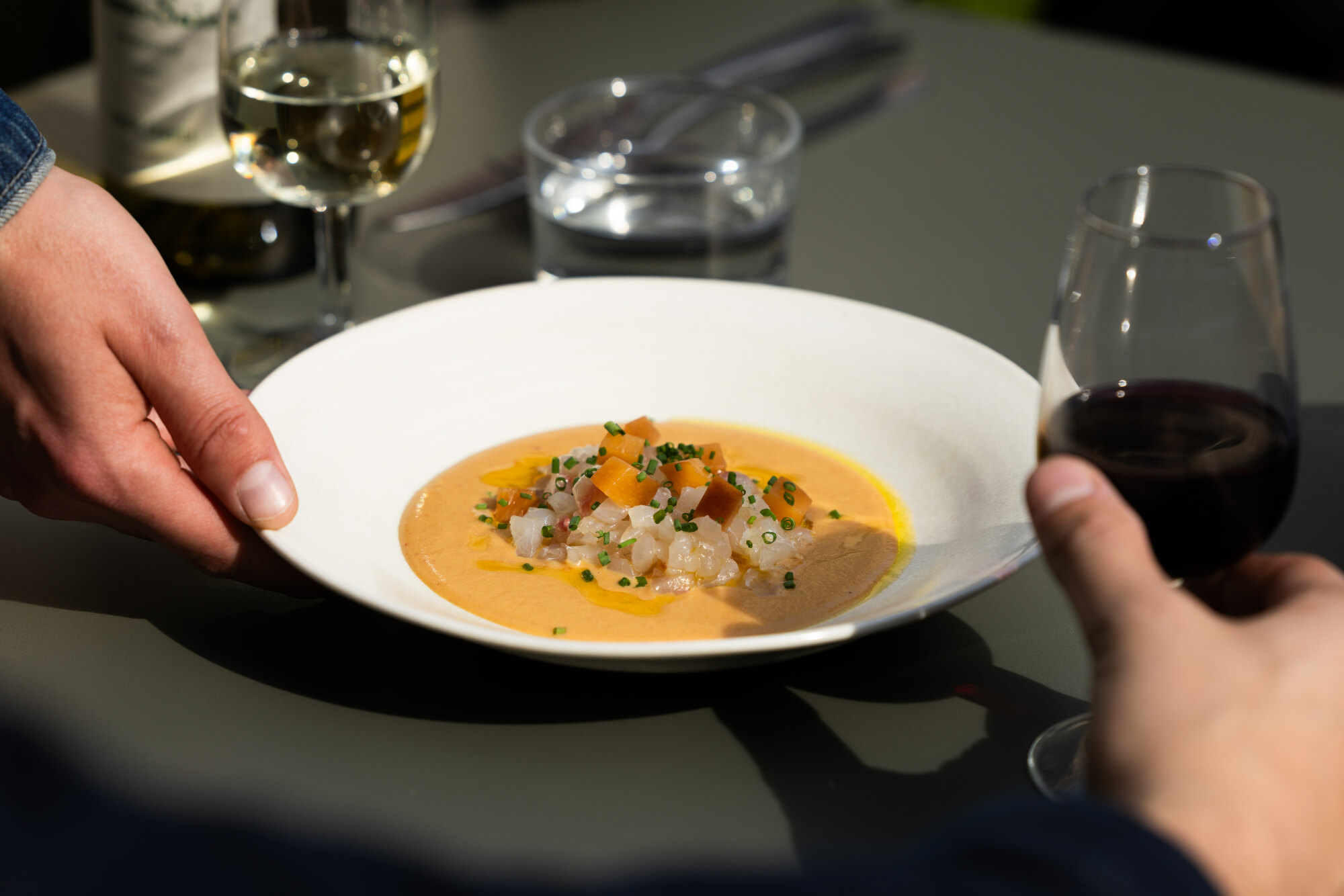 Tartare de bar à la pêche et verveine