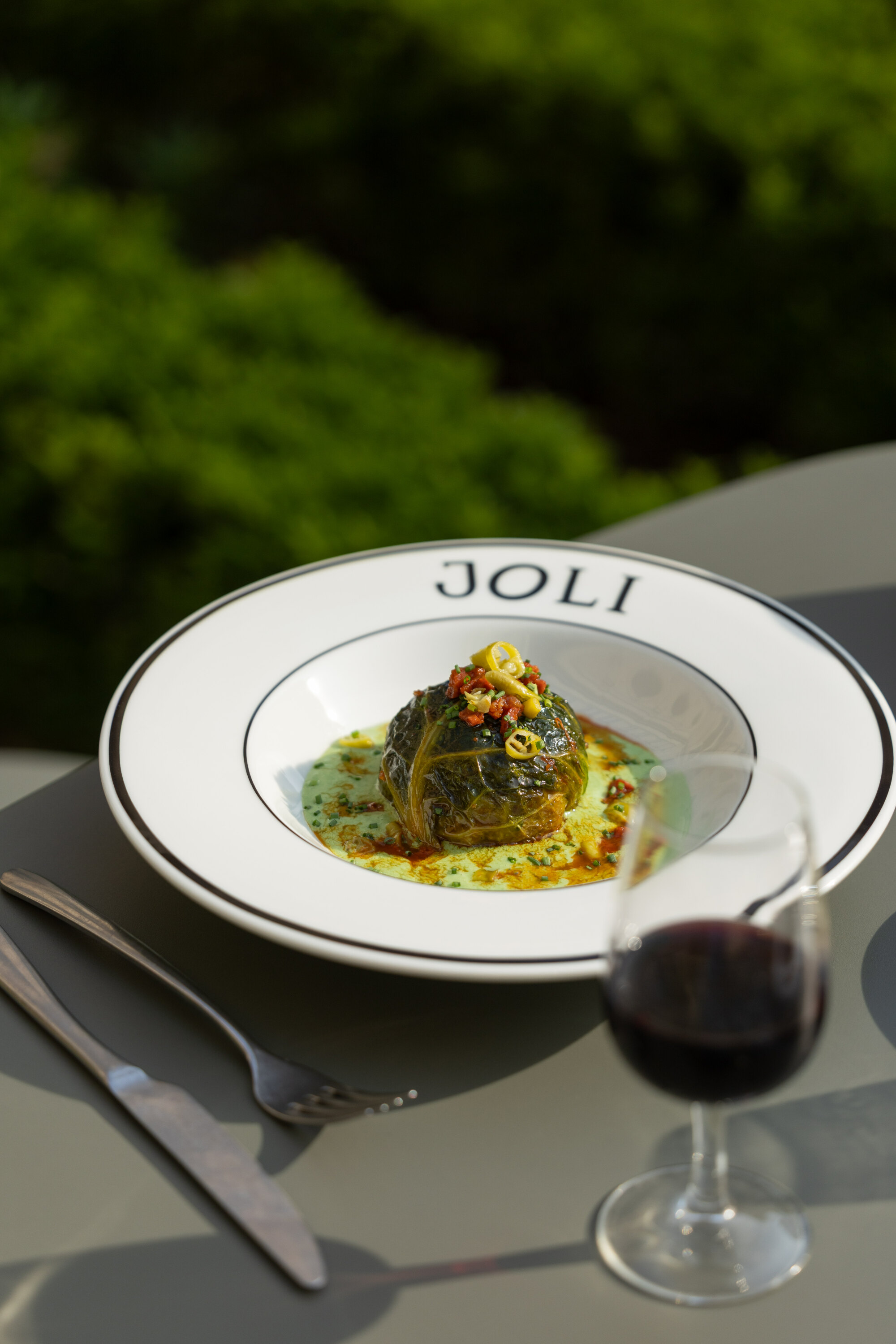 Chou farci, bouillon courgette, piquillos