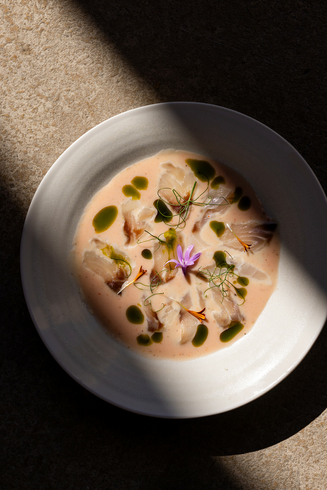 Crudo de daurade, algues wakamé, framboise et poivre rouge de Sichuan