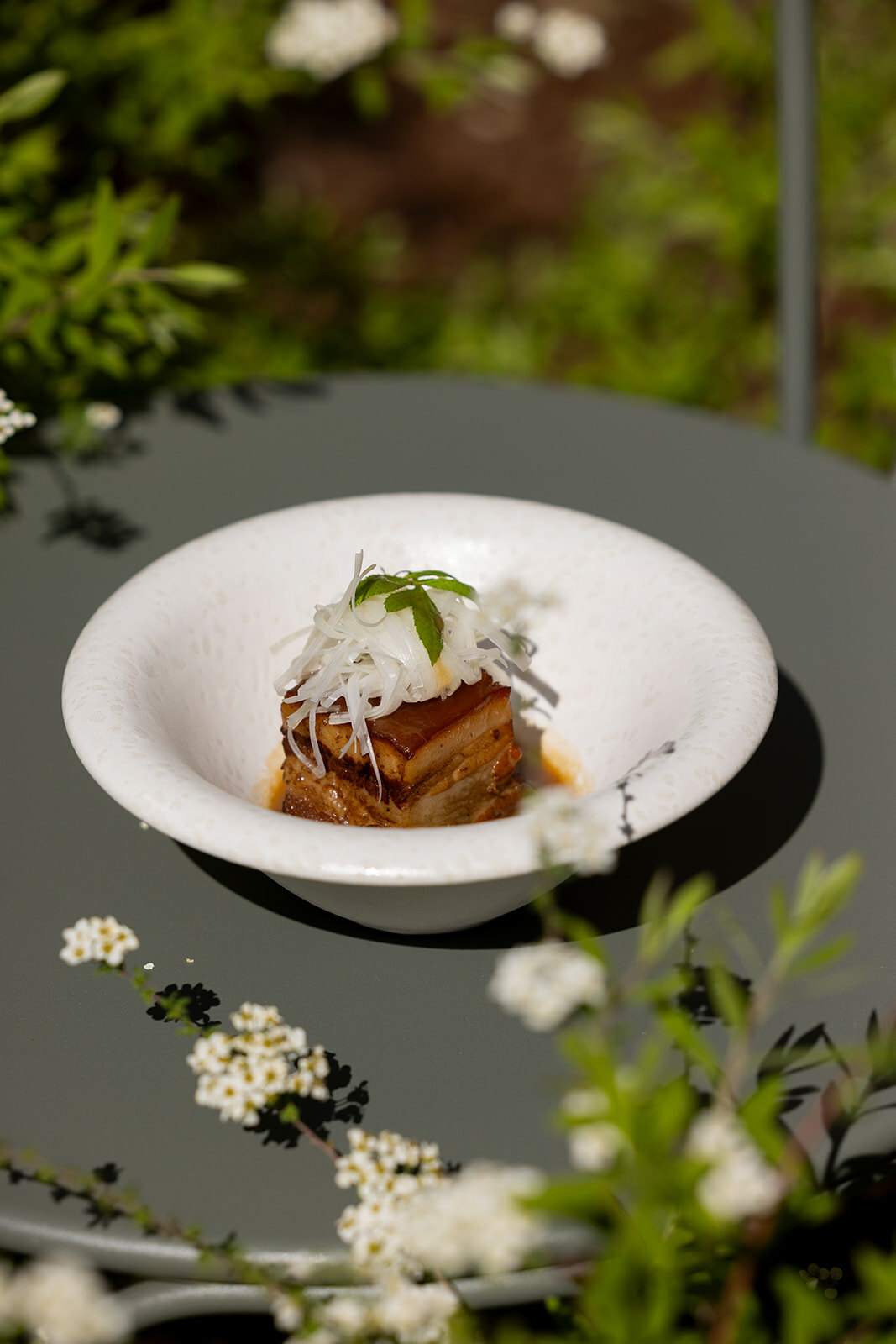 Poitrine de porc est confite cannelle  gingembre badiane et jeunes poireaux