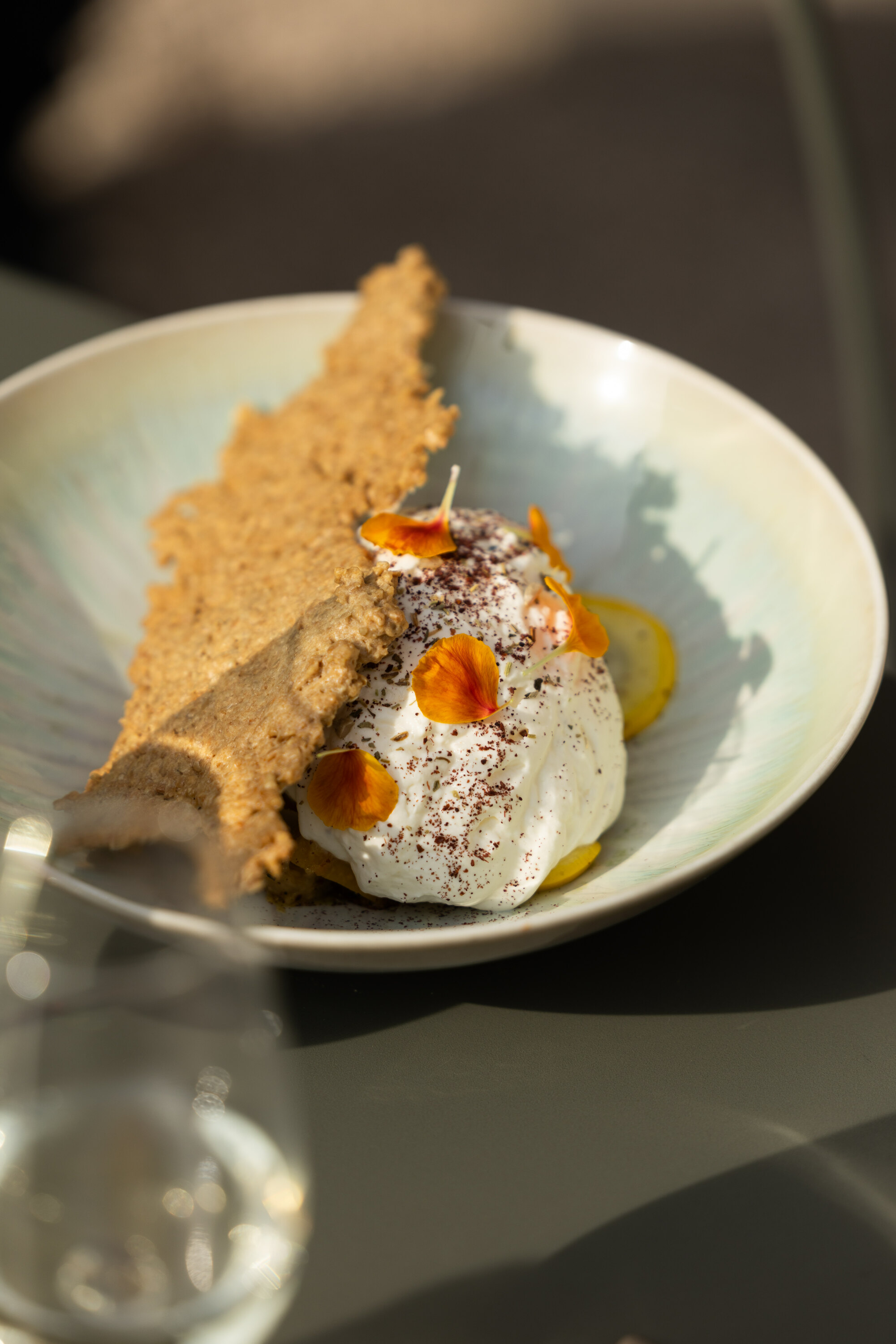 Ratatouille jaune, harissa rhubarbe, écume de tofu